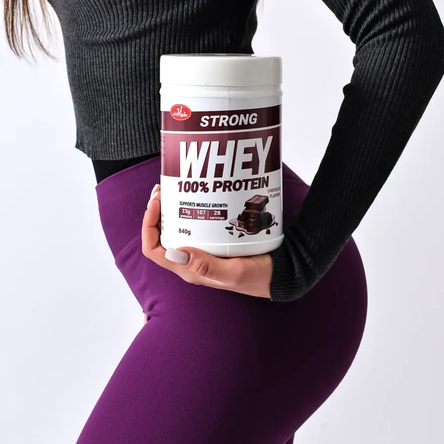 olympic-strong-whey-protein-cokolada-840g-model-lifestyle