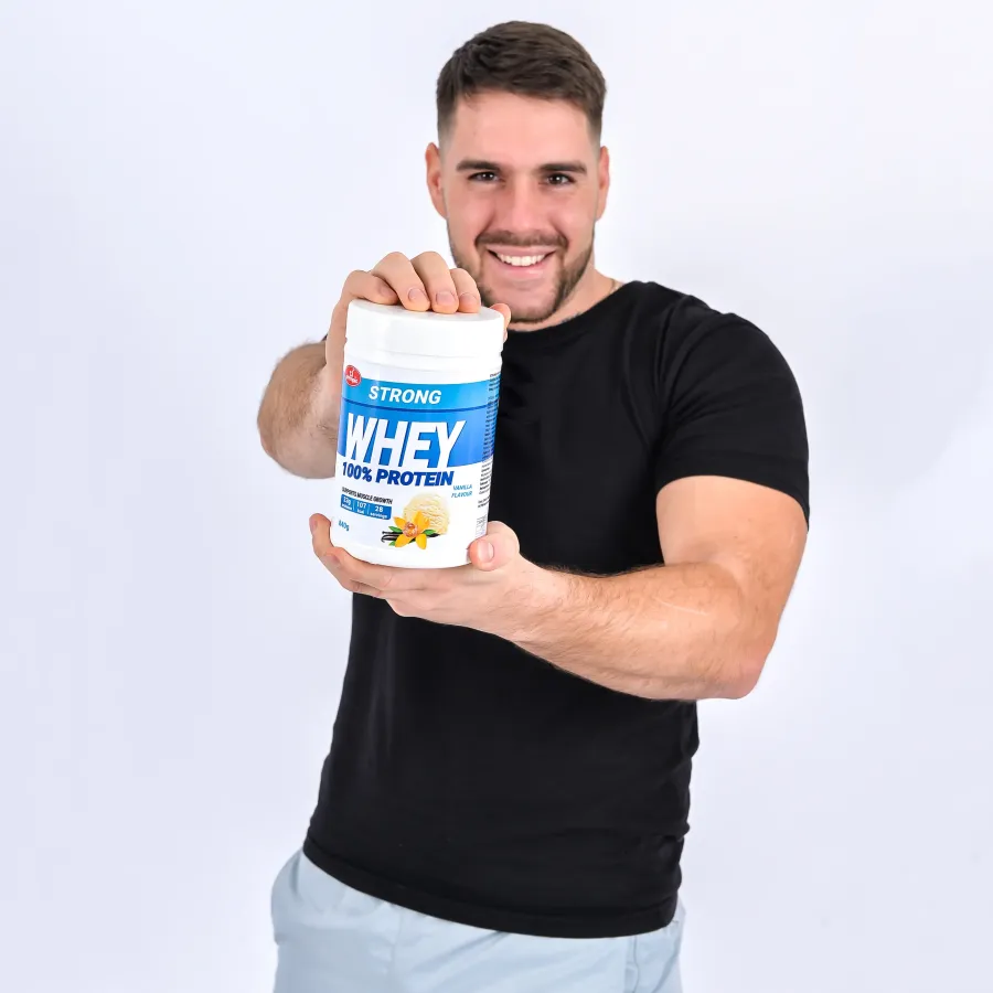 olympic-strong-whey-protein-vanila-840g-model-sa-pakovanjem-prednja-strana